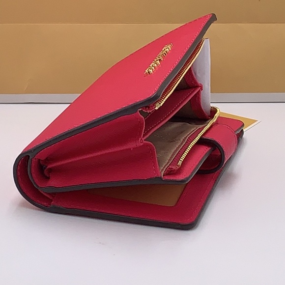 MICHAEL KORS
Md Jet Set Travel Crossgrain Leather Bifold Zip Wallet
El Pink
NWT - Picture 15 of 16